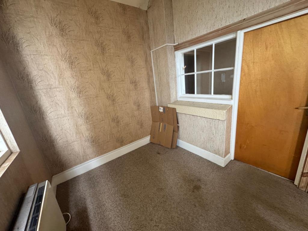 Lot: 95 - FIRST FLOOR APARTMENT WITH SPECTACULAR VIEWS - Bedroom